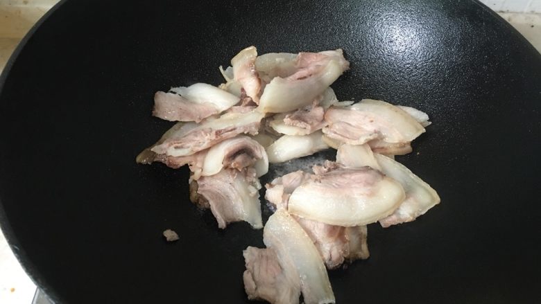 回锅肉,热锅放入猪肉较肥的部分猪肉片爆油。