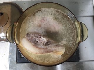 回锅肉,猪肉切成两大块，放入锅里加入适量水，水以淹过猪肉为宜，加入大火烧沸水，小火煮猪肉。