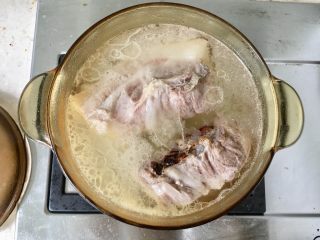 回锅肉,煮肉期间多翻动一下猪肉，尽量让猪皮部分朝下煮，因为猪皮煮熟比肉要费时间一点。煮熟的猪肉用筷子能戳穿就可以了，不要煮得太烂，影响口感。