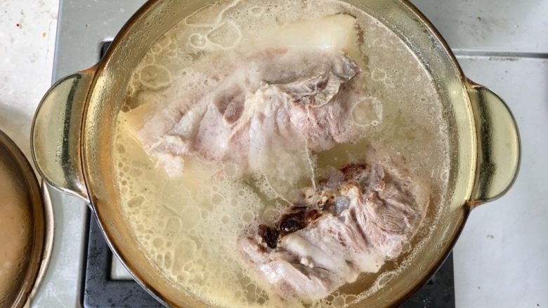 回锅肉,煮肉期间多翻动一下猪肉，尽量让猪皮部分朝下煮，因为猪皮煮熟比肉要费时间一点。煮熟的猪肉用筷子能戳穿就可以了，不要煮得太烂，影响口感。