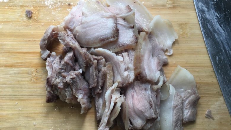 回锅肉,猪肉切成1.5寸左右的薄片。