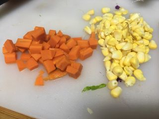 彩虹🌈沙拉🥗,胡萝卜玉米粒下锅煮一下煮熟