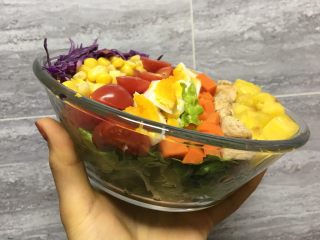 彩虹🌈沙拉🥗,生菜打底放最底下