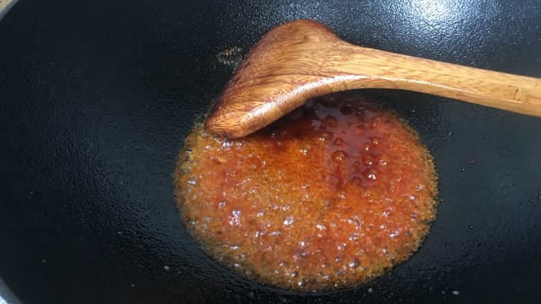 韩式年糕,热油小火下辣酱爆香。