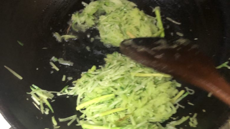 家常鳝鱼,另起油锅，先下蒜苔稍微煸干，然后加入莴笋丝和黄瓜丝，加少许盐入味炒至断生呈出。