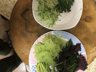 家常鳝鱼,把莴笋、黄瓜切成丝（我是用工具弄成丝的）韭菜、蒜苗切成段，紫苏叶稍切碎，大蒜切碎