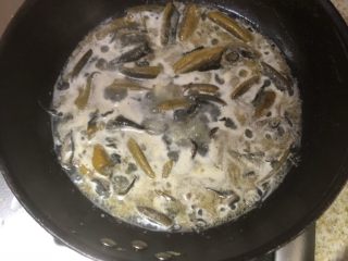 家常鳝鱼,加水没过食材，煮至沸腾