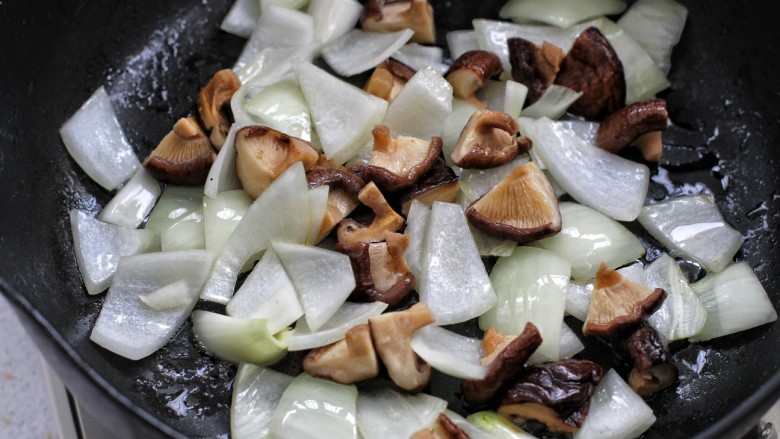 香菇鸡蛋豆腐,就锅中底油倒入洋葱和香菇，快速炒出香味