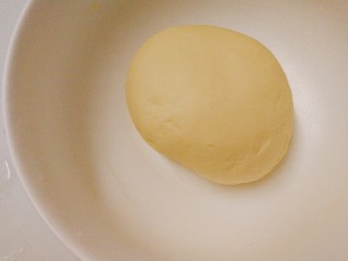 早餐饼+酥的掉渣的芝麻烧饼,手揉光滑面团，包上保鲜膜放温暖处发酵