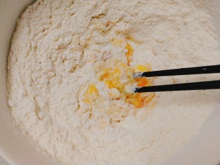 早餐饼+酥的掉渣的芝麻烧饼,面粉里加入鸡蛋，用筷子搅拌