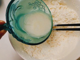 早餐饼+酥的掉渣的芝麻烧饼,加入发酵水，拌均匀后再加入清水拌成絮状
