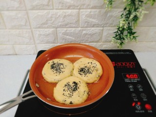 早餐饼+酥的掉渣的芝麻烧饼,饼胚子放进锅内，小火煎2分钟。