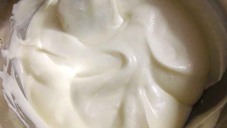 酸奶雪崩蛋糕 清爽不油腻,加入最后的蛋白，继续切拌均匀。
(不要过度搅拌哦！避免消泡！)