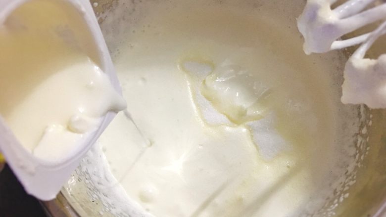 酸奶雪崩蛋糕 清爽不油腻,倒入酸奶，搅拌均匀。