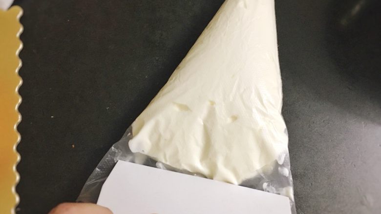酸奶雪崩蛋糕 清爽不油腻,用刮板将酸奶奶油挤到裱花袋前面。