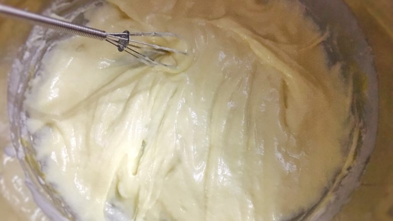 酸奶雪崩蛋糕 清爽不油腻,“Z”字手法搅拌均匀。