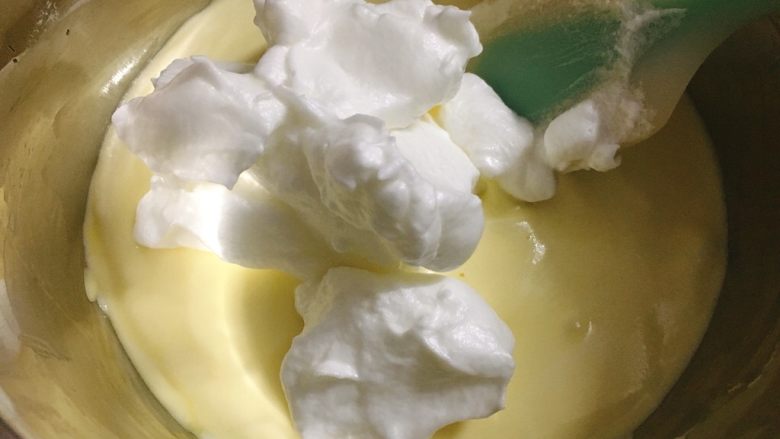 酸奶雪崩蛋糕 清爽不油腻,再加入1/2蛋白，继续切拌手法拌均匀。