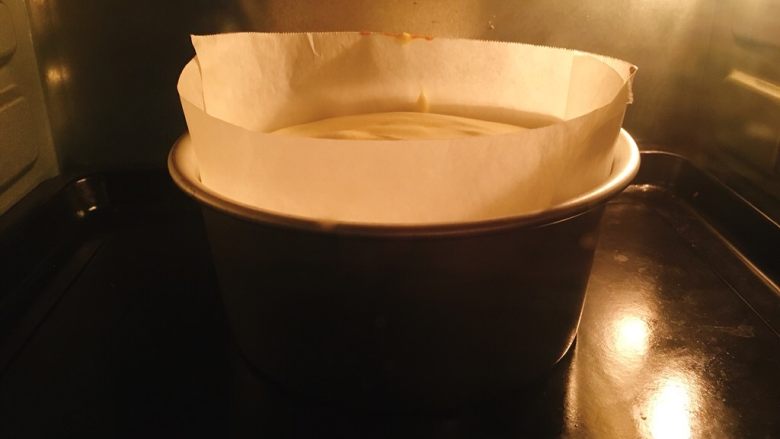 酸奶雪崩蛋糕 清爽不油腻,烤箱预热上下150℃，烤55分钟。
(烤箱脾气不同，期间一定要多观察烤箱哦！)