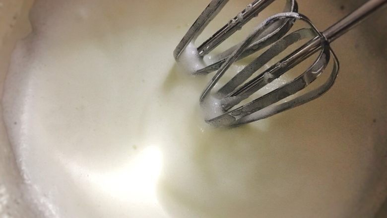 酸奶雪崩蛋糕 清爽不油腻,打至如图，蛋白泡沫略细，继续加入1/2白砂糖，中速继续打。