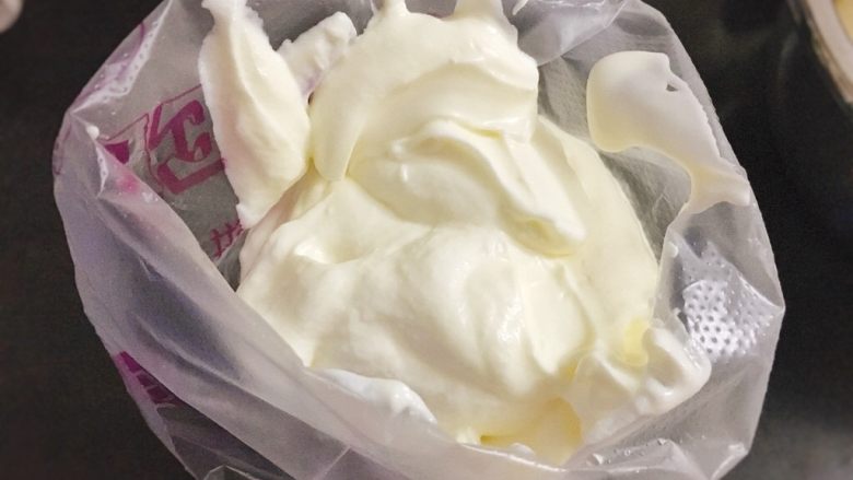 酸奶雪崩蛋糕 清爽不油腻,将酸奶奶油装入裱花袋。