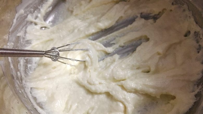 酸奶雪崩蛋糕 清爽不油腻,用“Z”字手法搅拌均匀，不见面粉颗粒即可，避免起筋。