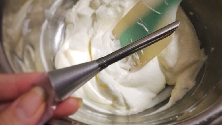 酸奶雪崩蛋糕 清爽不油腻,裱花袋装入裱花嘴。
(如没有可以直接剪口)