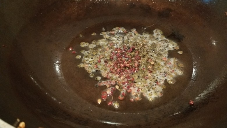 川味\香辣麻\爆炒花蛤,锅中放适量油烧热，加入麻辣，花椒。