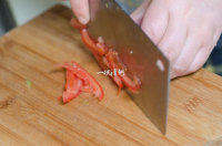 凉拌裙带菜,切西红柿丝；