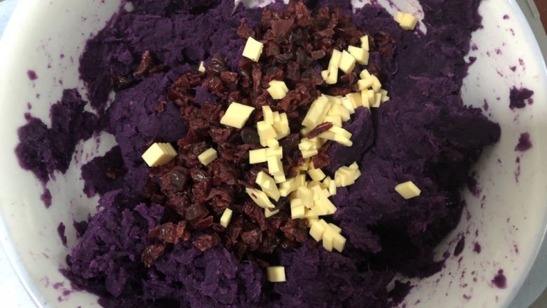 蔓越莓芝士紫薯球,把蔓越莓和芝士一起倒入紫薯泥中。