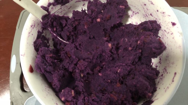 蔓越莓芝士紫薯球,搅拌均匀。