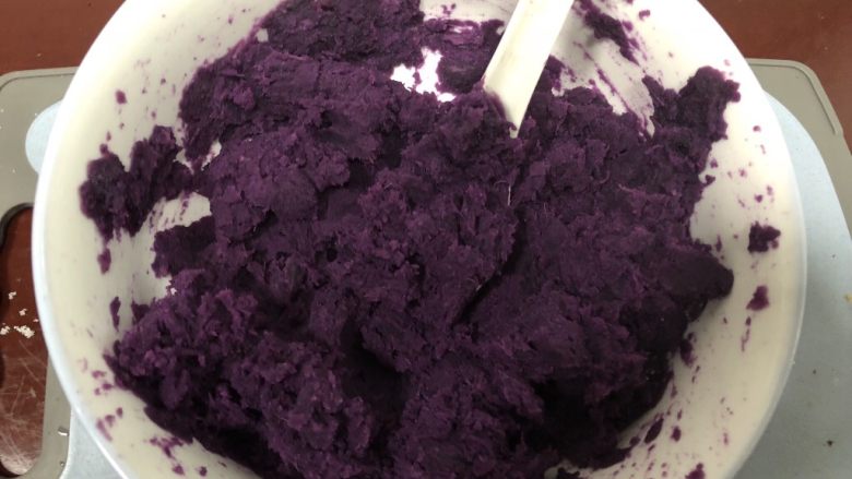 蔓越莓芝士紫薯球,把紫薯用勺子压成泥，搅拌均匀。