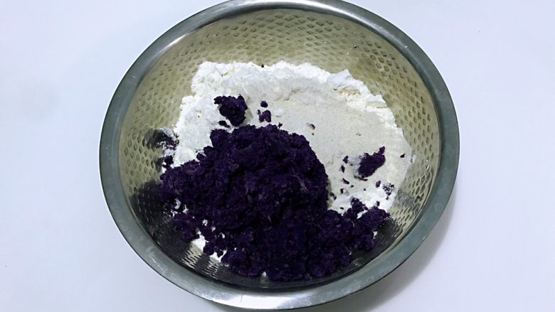 紫薯小馒头，早餐好伴侣,加入紫薯泥。