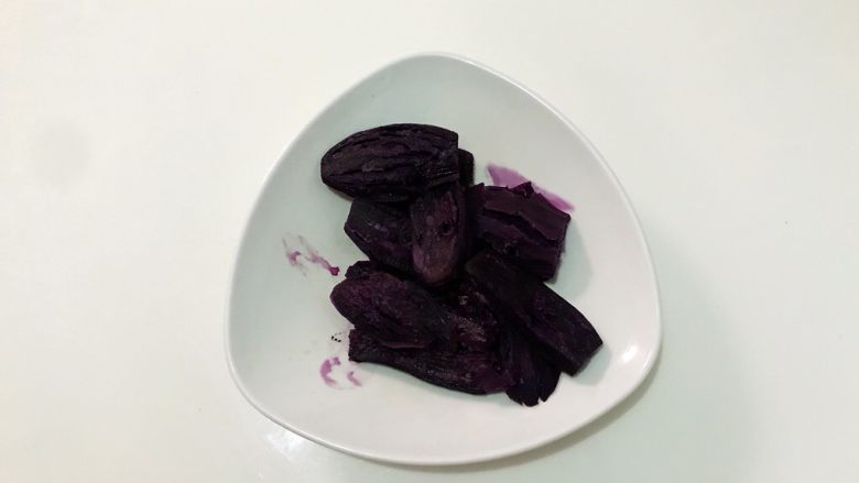 紫薯小馒头，早餐好伴侣,切片，上锅蒸熟。压成泥。