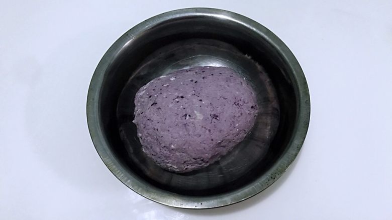 紫薯小馒头，早餐好伴侣,少量多次加入牛奶搅成絮状，揉成面团盖保鲜膜。