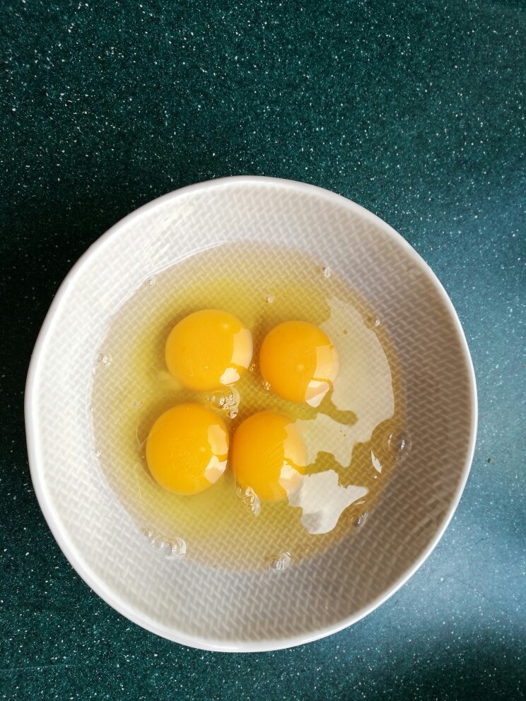 菠菜素饺子,将<a style='color:red;display:inline-block;' href='/shicai/ 9'>鸡蛋</a>打入碗中，用筷子搅打成蛋液。