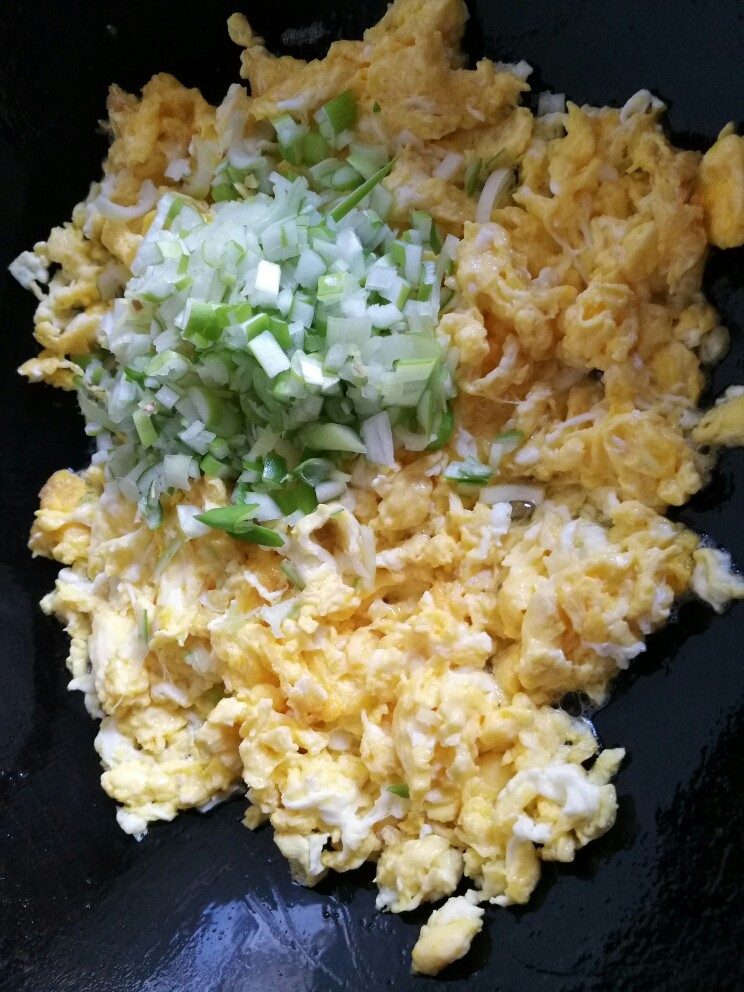 菠菜素饺子,加入切碎的葱姜末稍稍翻炒后关火。如果炒好的鸡蛋块很大，就用刀切的碎一点，放凉后备用。