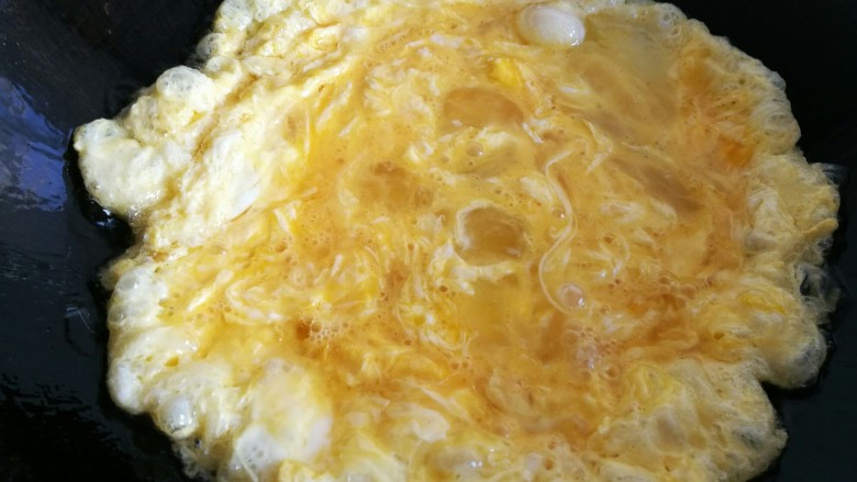 菠菜素饺子,油锅放油，倒入蛋液用筷子快速翻炒，尽量把鸡蛋炒碎。