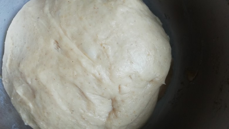 牛奶土司,放在一容器中开始发酵。