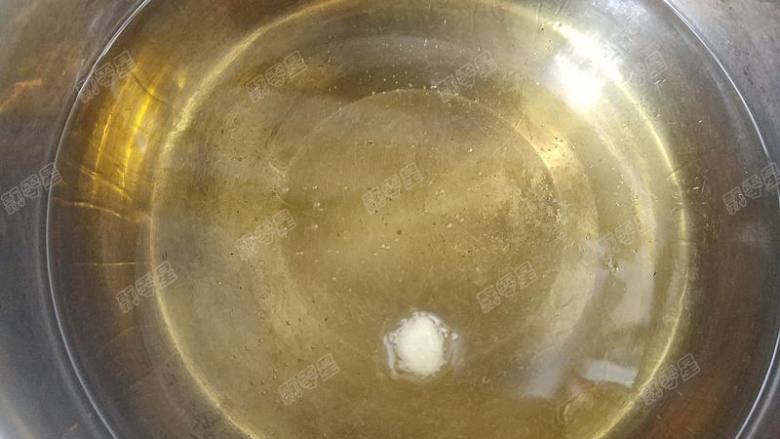糖醋排条,起锅热油烧至六分热（160度左右），可以用筷子第一滴面糊测试油温，如果面糊能快速上浮就表示可以了