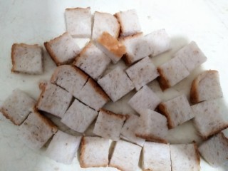 亮眼吐司粒~胡萝卜夹心吐司粒,吐司切成小方块。