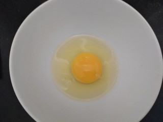 亮眼吐司粒~胡萝卜夹心吐司粒,碗中磕入一个鸡蛋。