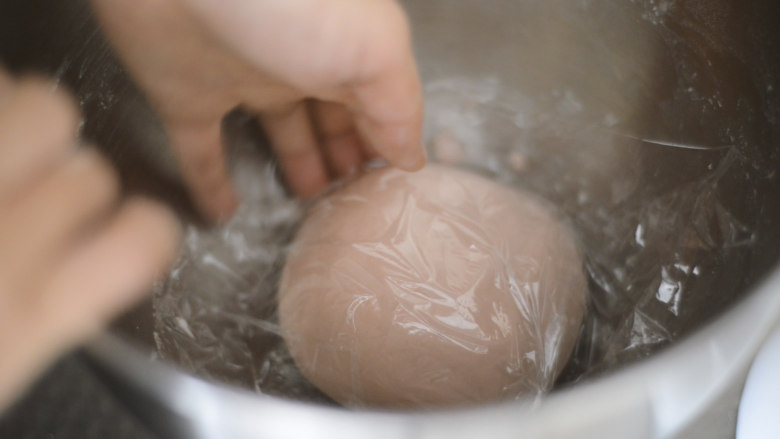 粉嫩豆沙包,盖上保鲜膜，室温发酵。