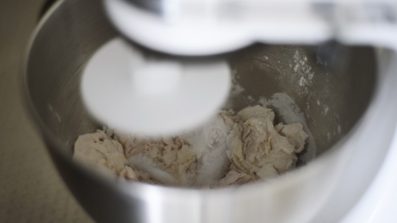 粉嫩豆沙包,除了酵母外的材料放入厨师机，揉大约1分钟左右。