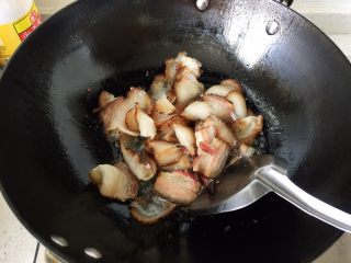 有机菜花炒腊肉,热锅烧油，中小火把腊肉炒成透明色