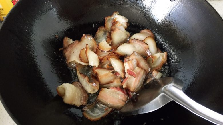 有机菜花炒腊肉,热锅烧油，中小火把腊肉炒成透明色