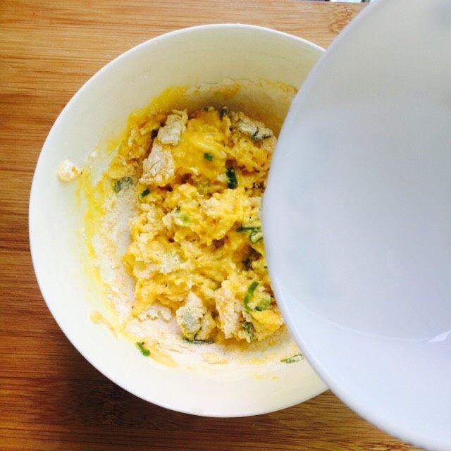营养早餐～香葱虾皮鸡蛋饼,再慢慢添加适量的清水，边加水边搅拌