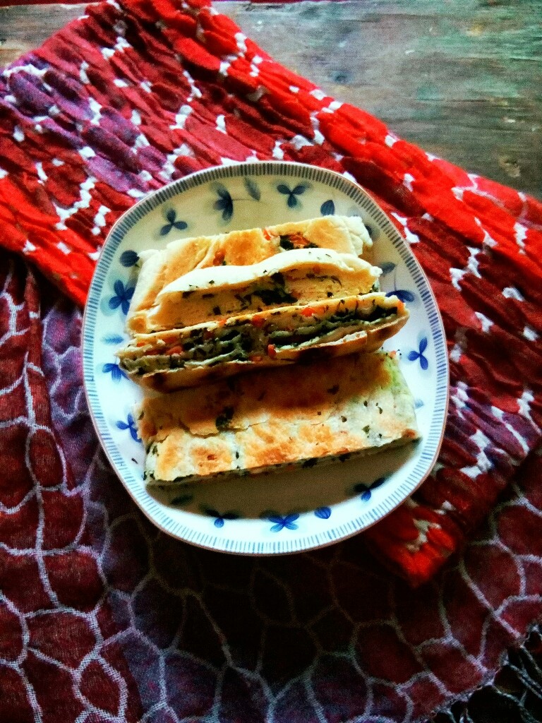 芹菜叶烤肠饼