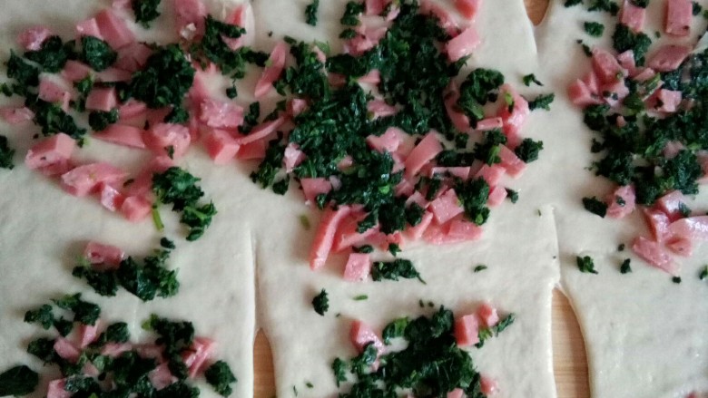 芹菜叶烤肠饼,放烤肠粒和芹菜叶粒。