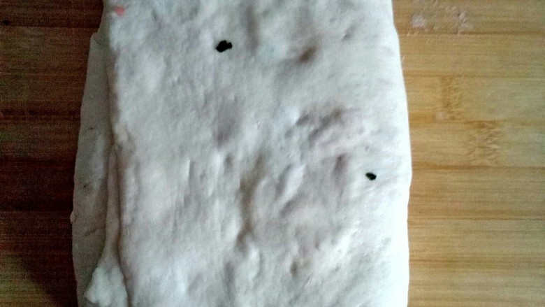芹菜叶烤肠饼,最后折叠成长方形。
