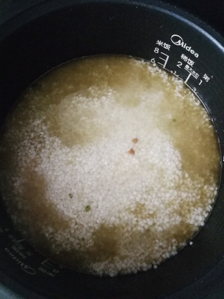 腊肉糯米饭,将炒好的腊肉豌豆倒入电饭锅，加入糯米，加入适量的水，调到煮饭模式